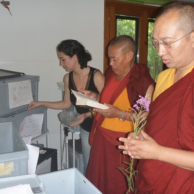 Eine andere Form der Unterstuetzung: Khangser Rinpoche und Assistent Geshe Lobsang segnen die Seglerpatienten.